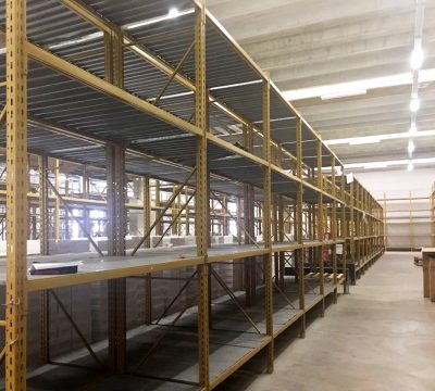 Scaffale con Ripiani usato